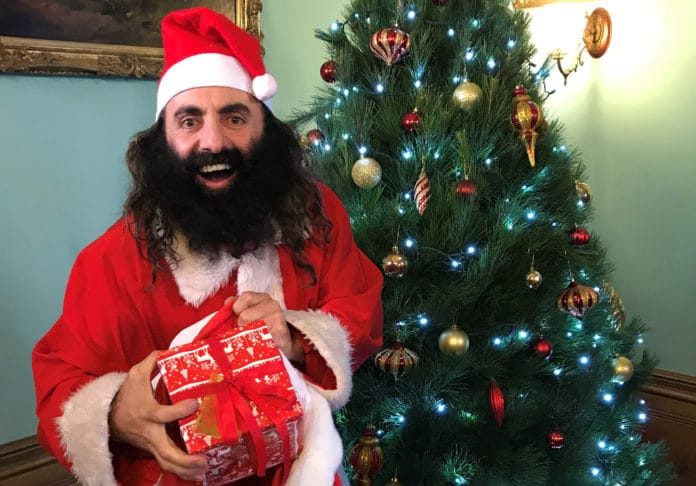 Costa and the GARDENING AUSTRALIA team celebrate Christmas in the yard (image - ABC)