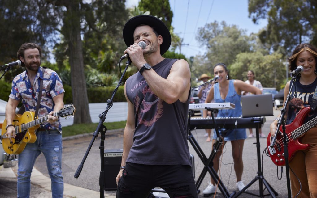 Lyrik play a surprise roadside concert outside the Parata house. Remi (A.ROWLAND), Bob (R.MALLETT), Kirby (A.THOMSON) and Eden (S.PANOZZO) (image - Channel 7)