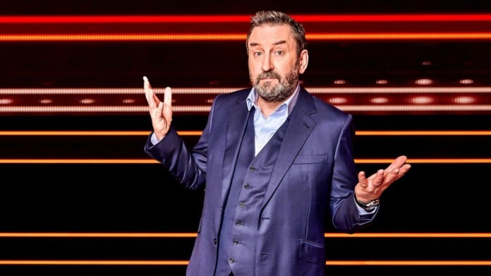Lee Mack hosts THE 1% CLUB in the UK (image - ITV)